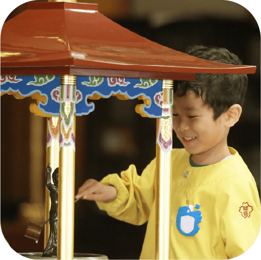 ありがとうと感謝する子